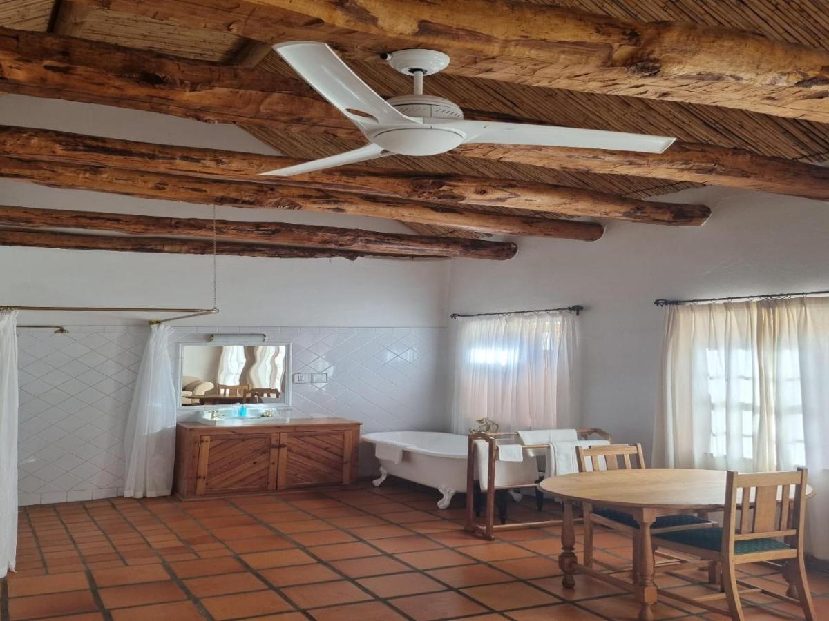 Apartamento Red Mountain Ridge Karoo Oasis And Guest Farm Buffelskloof Exterior foto